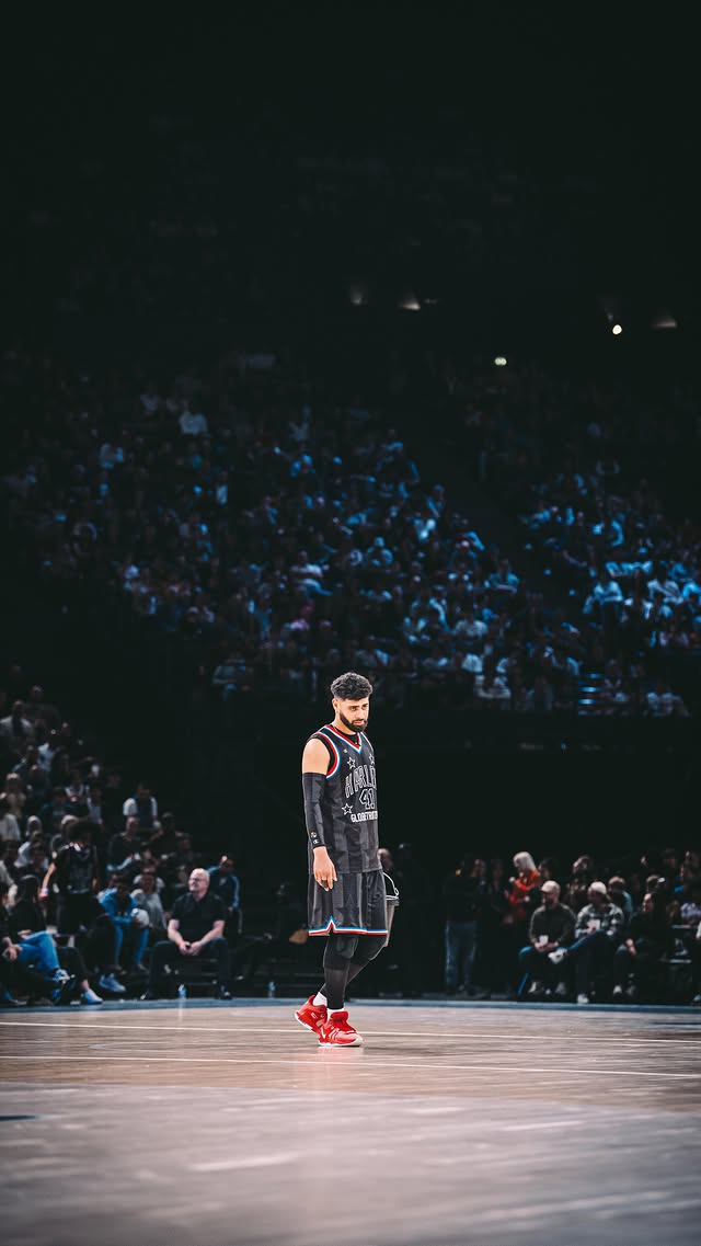 Lou Dunbar II on the arena floor in Paris with a packed crowd